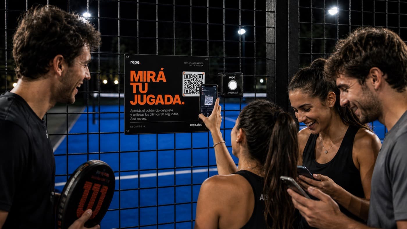 El cartel de la cancha con el QR para ver la jugada